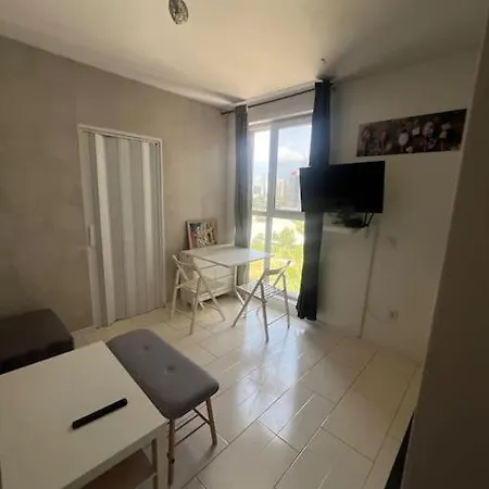 דירה Cosy Next To The Mall